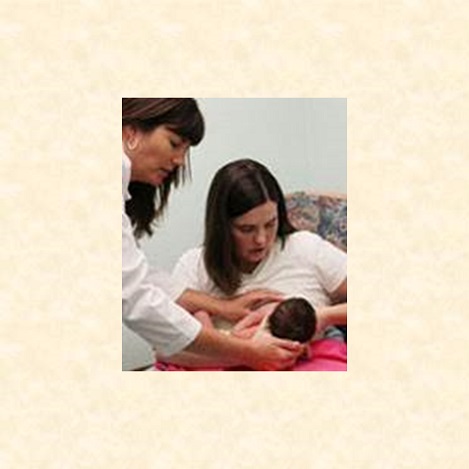 Es importante apoyar a las nuevas madres y enseñarles las técnicas básicas para amamantar y mantener la lactancia. 