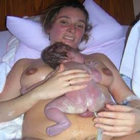 Se debe fortalecer el vínculo entre la madre y el recién nacido, esto mediante el inicio de la lactancia durante la primera hora de vida. 